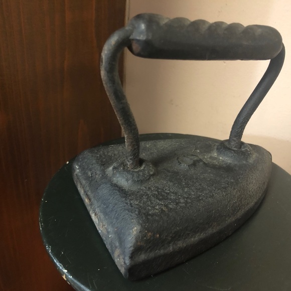 Antique clothes iron marked number 5 primitive great for a bookend or doorstop - Picture 7 of 10